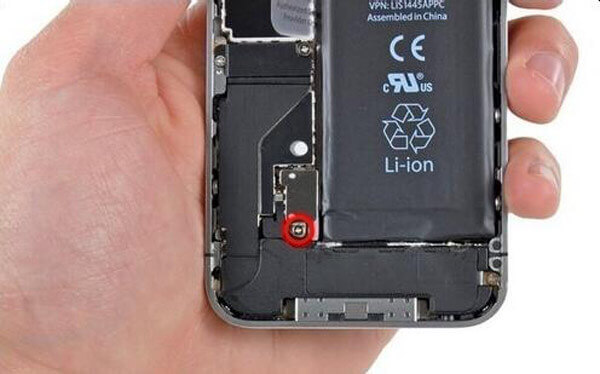 Retire los tornillos internos del iPhone 4