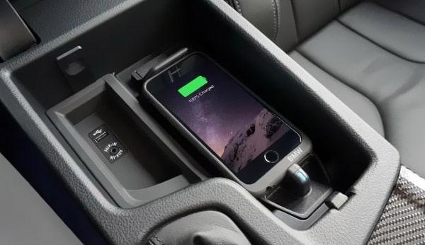 Cargue el iPhone usando la carga inalámbrica en el automóvil