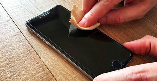 Limpia la pantalla del iPhone con un paño de microfibra