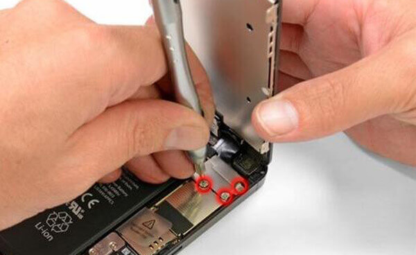 Retire los tornillos internos del iPhone 5