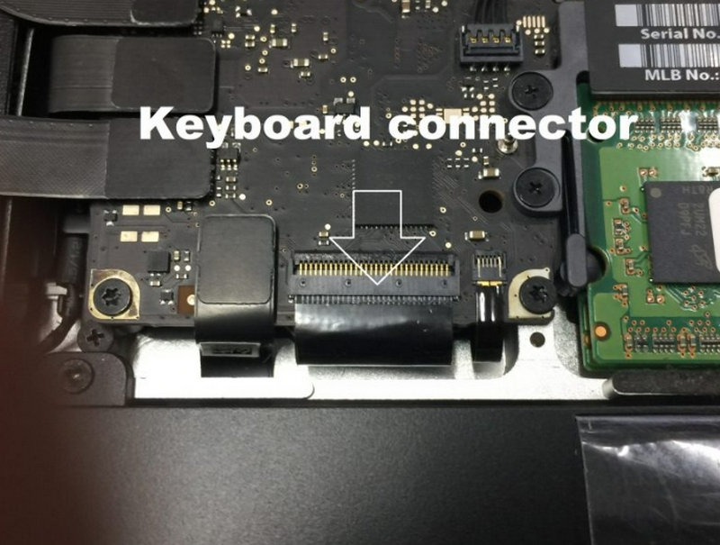 Quitar el conector del teclado de Macbook